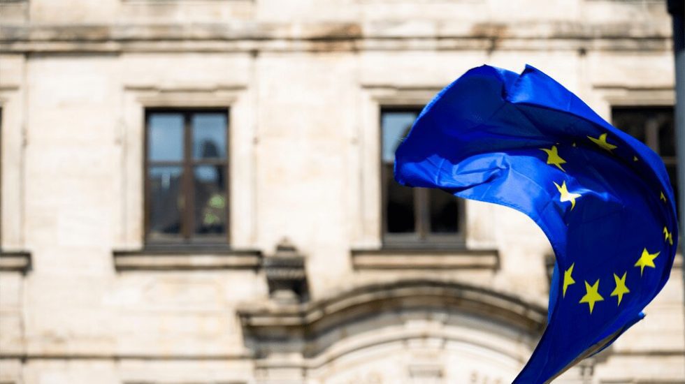 Bild mit EU-Flagge zum Stand der Forschungszlage