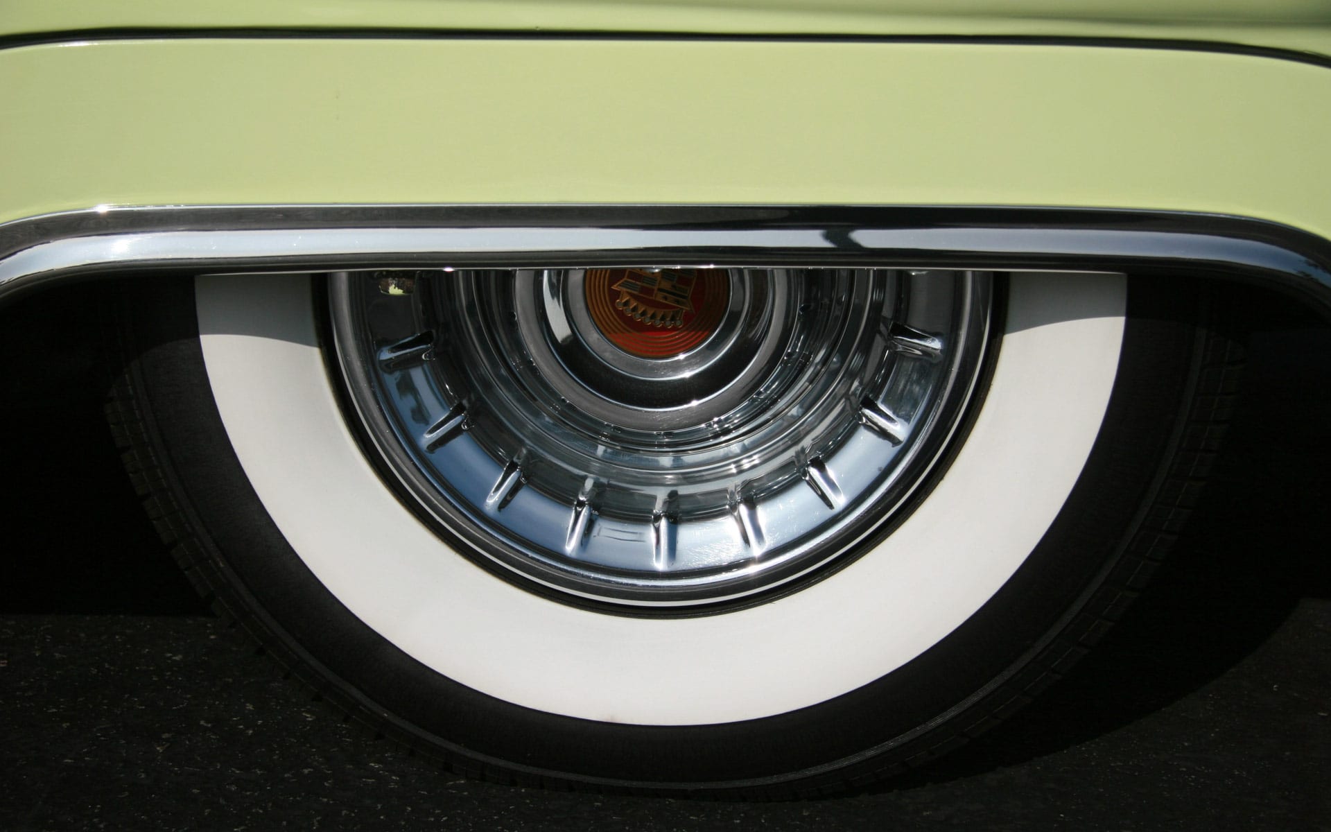 Standout-Image-Retro-car-wheel