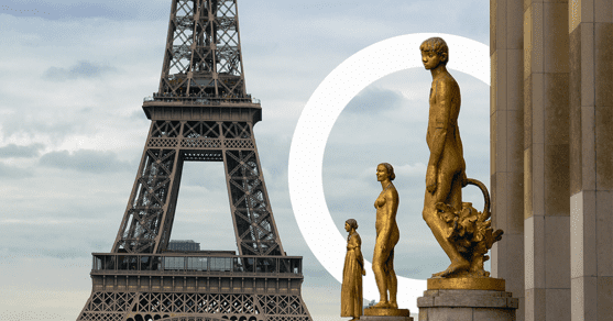 Tres estatuas del Teatro Nacional de Chaillot, donde se celebran los Business Performance Awards y al fondo se ve la Torre Eiffel.