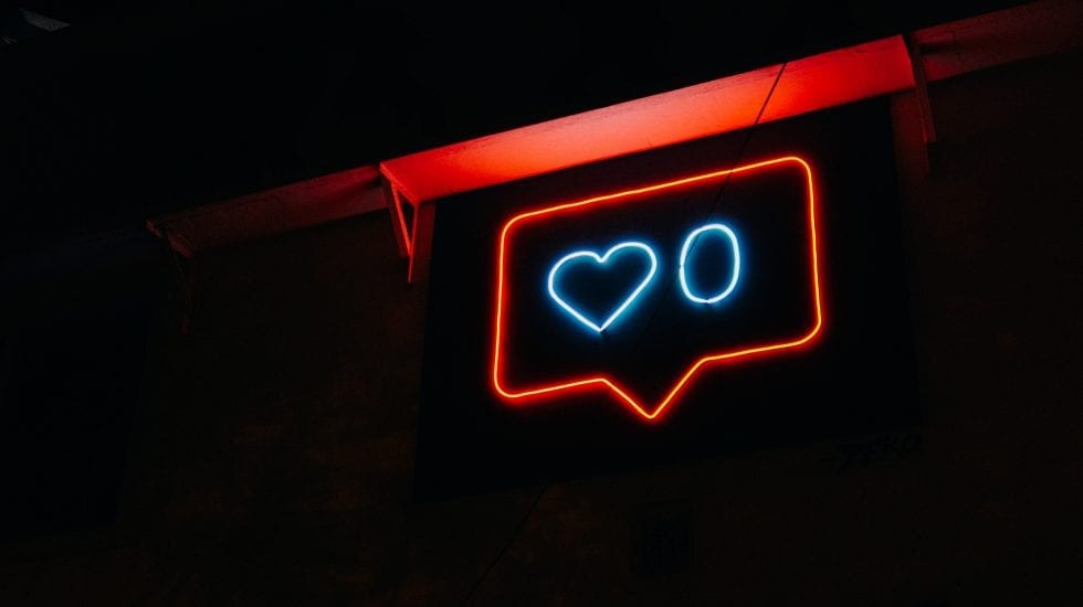 La calidad de vida digital representada con un fluorescente similar a los like de instagram